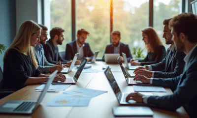 Groupe de professionnels autour d'une table pour l'ERP